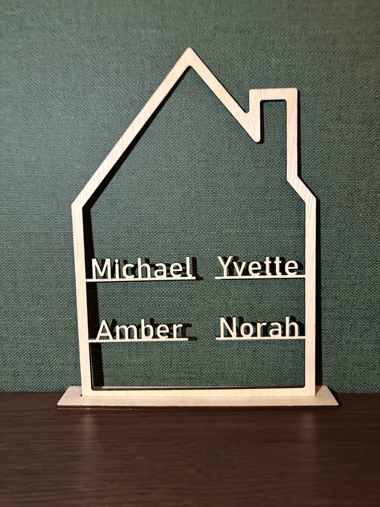 Houten huisje met namen