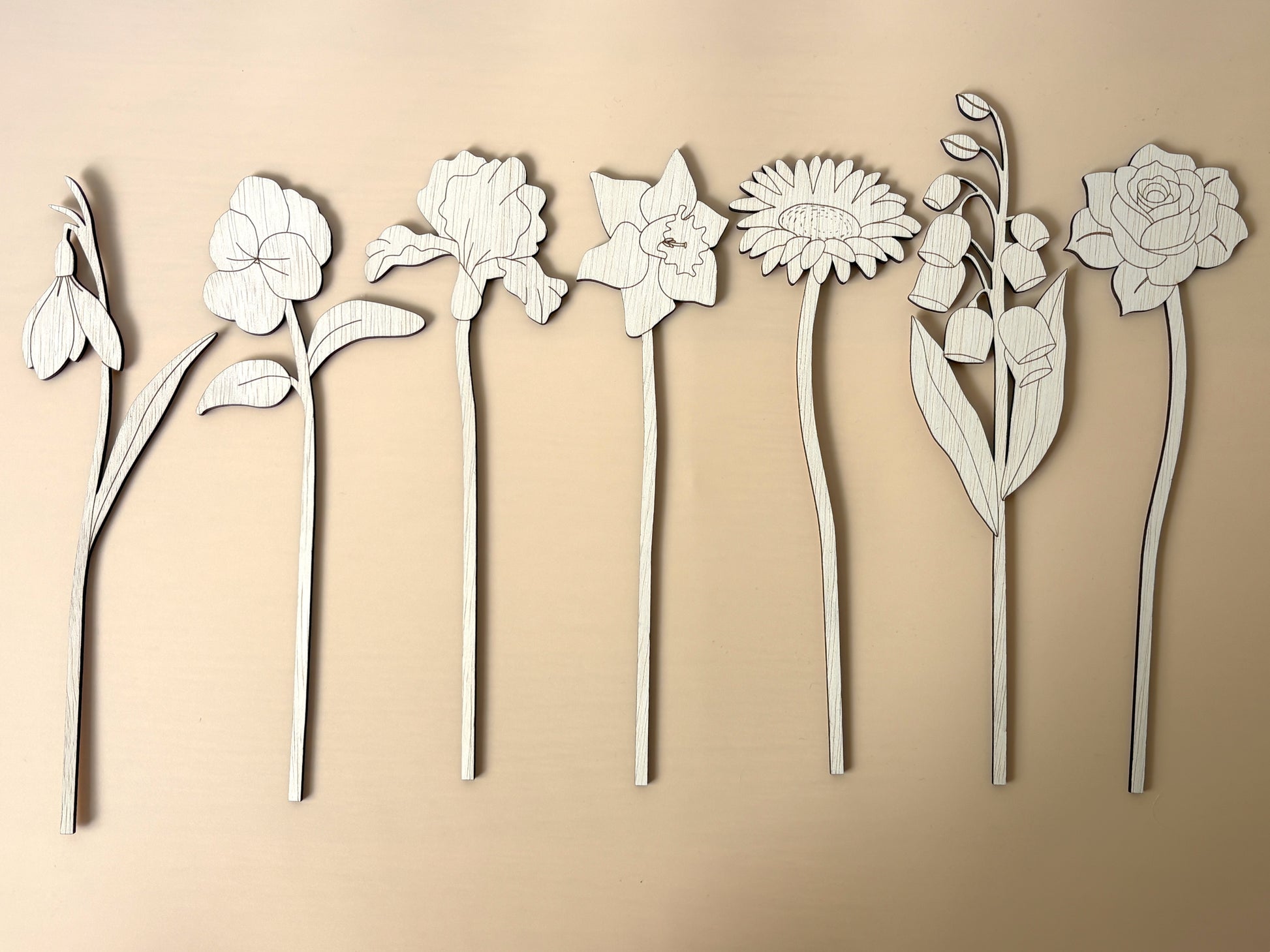 Decoratieve geboortebloem van hout - Flint&Fonkel