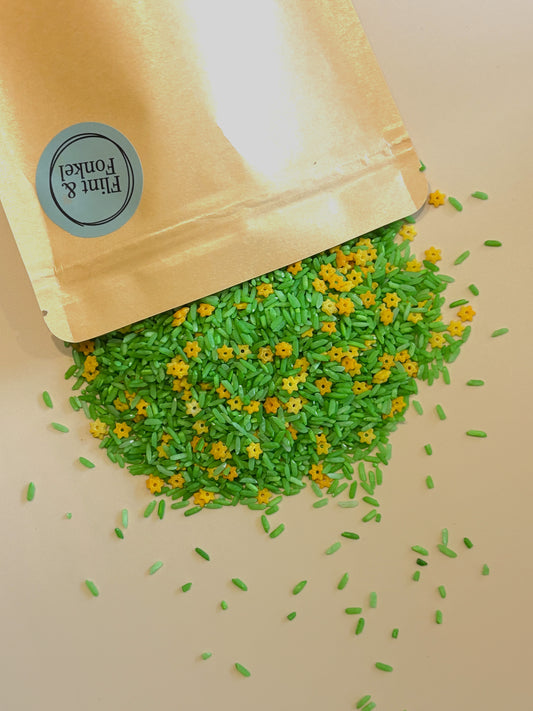 Lente speelrijst - groen met gele bloemetjes