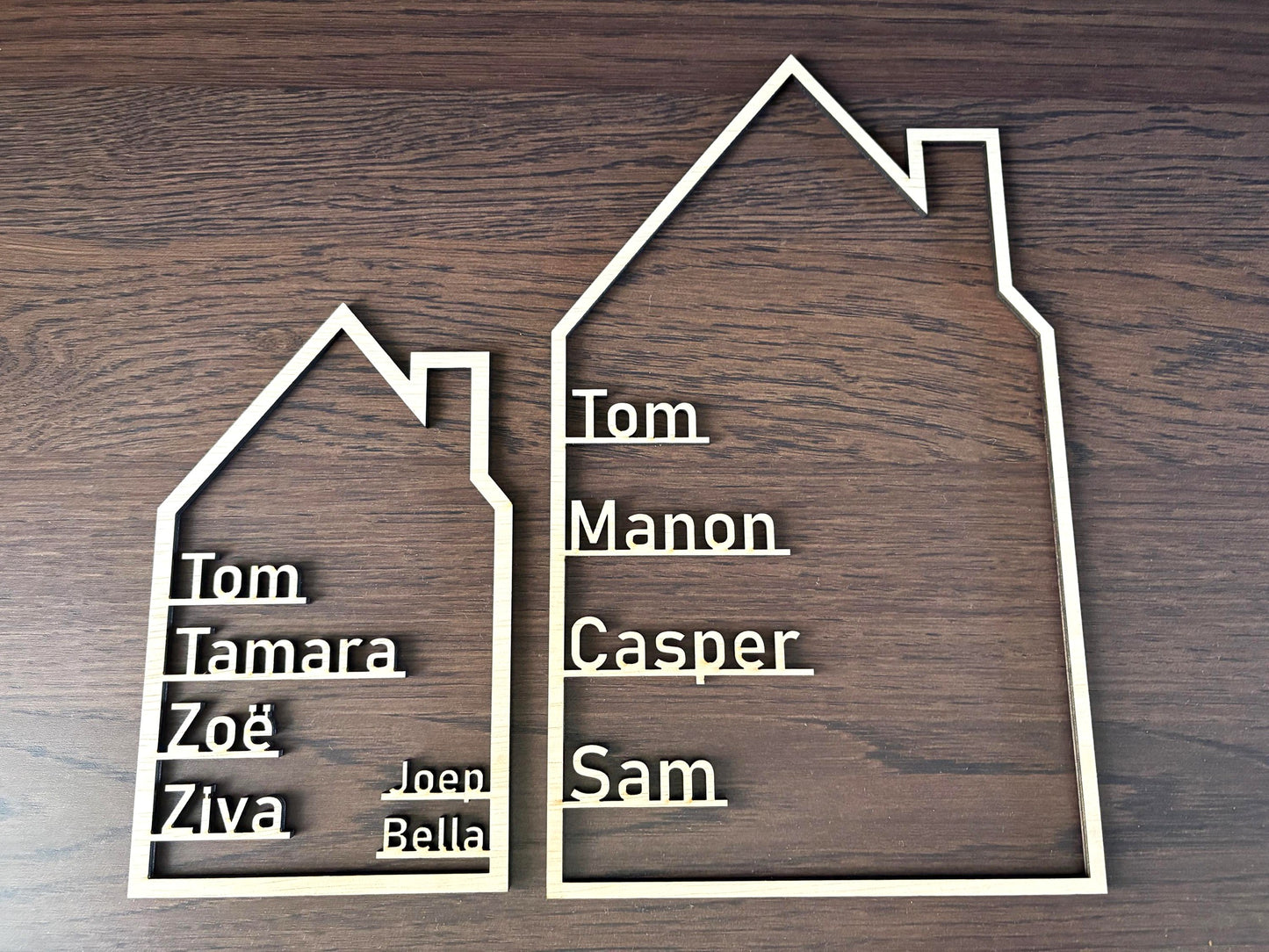 Houten huisje met namen